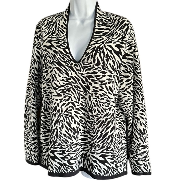 Dana Buchman | Black and White Animal Print V-Neck Zebra Pullover Top Sz XL. EUC - Picture 3 of 9